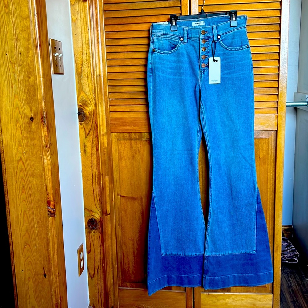 Wrangler high rise flair 27 NWT JEANS